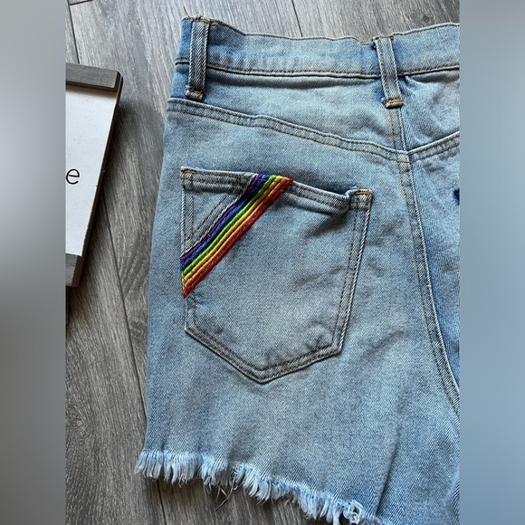 Celebrity pink the rebel rainbow striped distressed mom Jean shorts. Size 7/28 - Picture 6 of 9